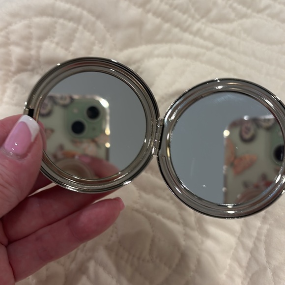 Rare Hello Kitty Sanrio Swarovski Compact! Sooo cute! - Picture 3 of 3